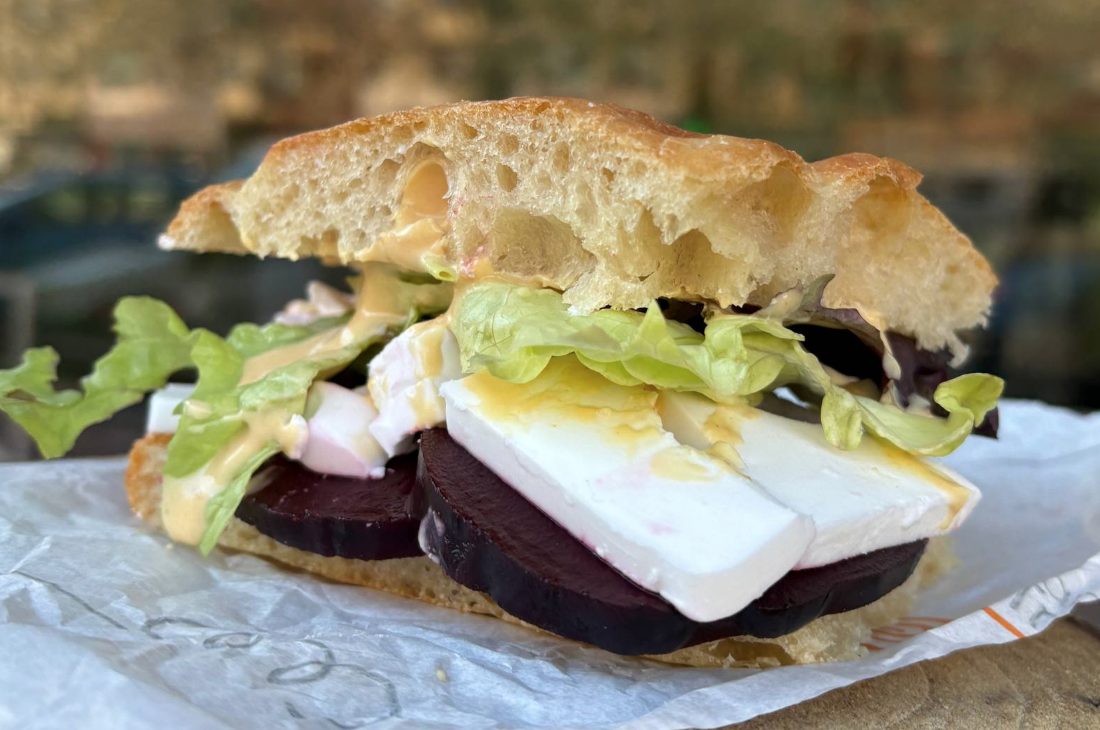 Вегетарианский сэндвич со свеклой и сыром