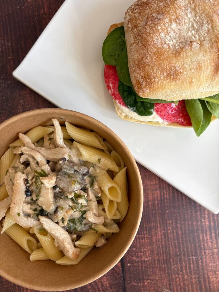 Penne con pollo y champiñones en envase y sándwich de espinacas, cocina Llévatelo