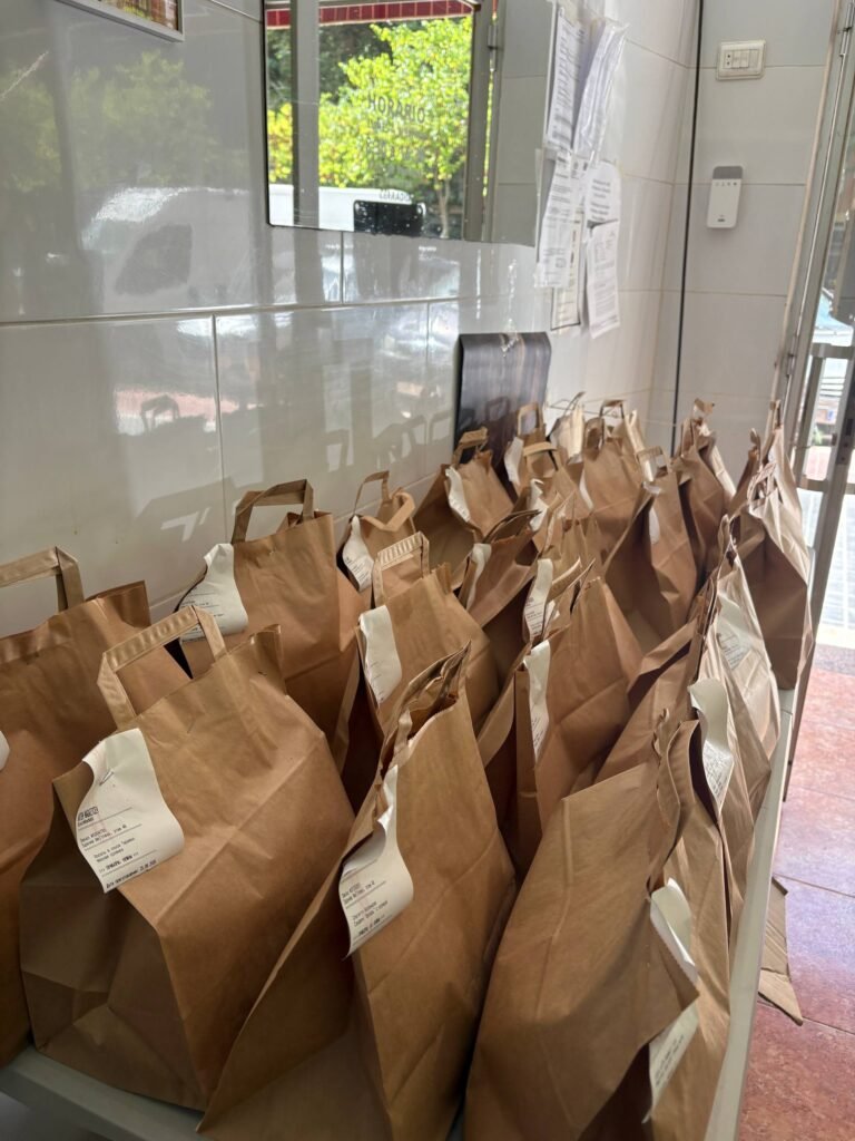Pedidos de Llévatelo en bolsas de papel listos para entregar en Valencia