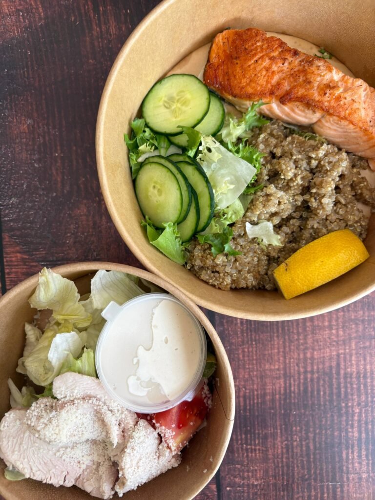 Comida saludable a domicilio en Valencia: bowl de salmón con quinoa y ensalada de pollo