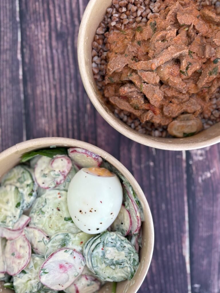 Trigo sarraceno con carne estofada y ensalada de pepino, rábano y huevo