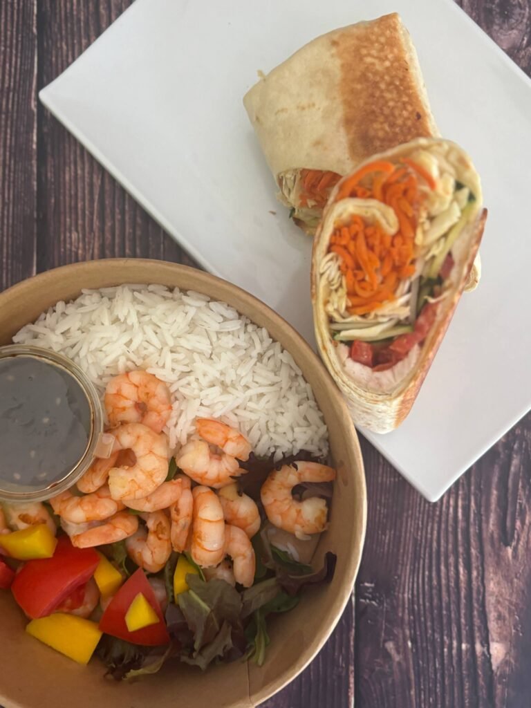 Bowl de langostinos con arroz y mango y wrap de pollo con verduras