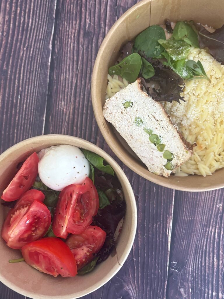 Ensalada de tomate y mozzarella y terrina de guisantes con orzo